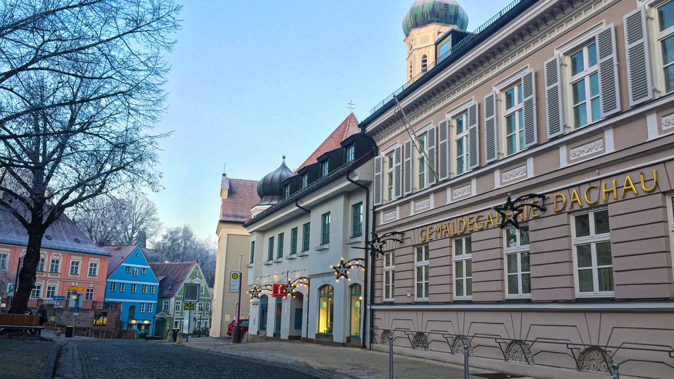 Fotografie der Gemäldegalerie Dachau und der Tourist-Information im Winter