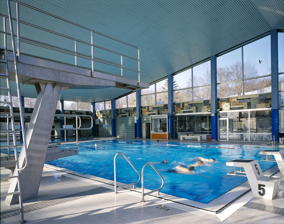 Sprungturm und Schwimmerbecken im Dachauer Hallenbad