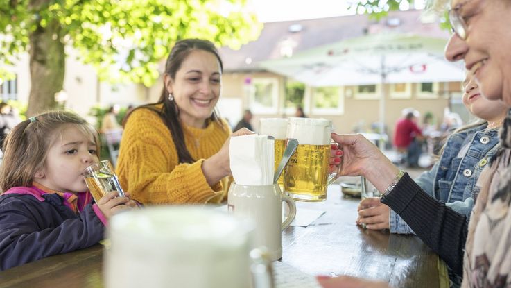 Familie im Biergarten