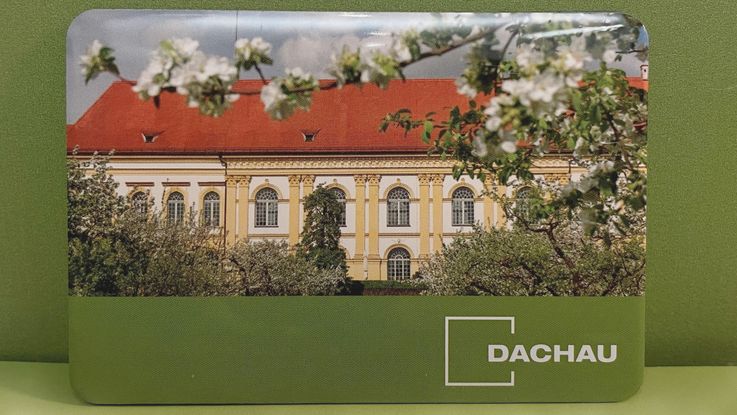 Abbildung eines Kühlschrank-Magneten mit Motiv der Hofgarten und Schloss Dachau, Souvenir der Stadt Dachau