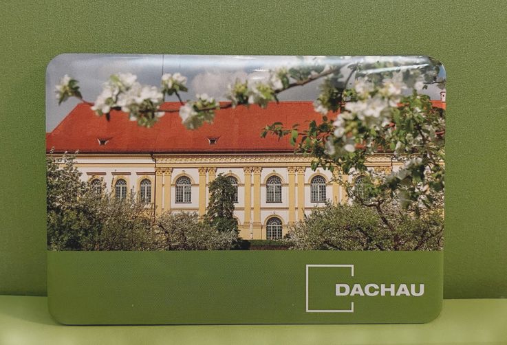 Abbildung eines Kühlschrank-Magneten mit Motiv der Hofgarten und Schloss Dachau, Souvenir der Stadt Dachau