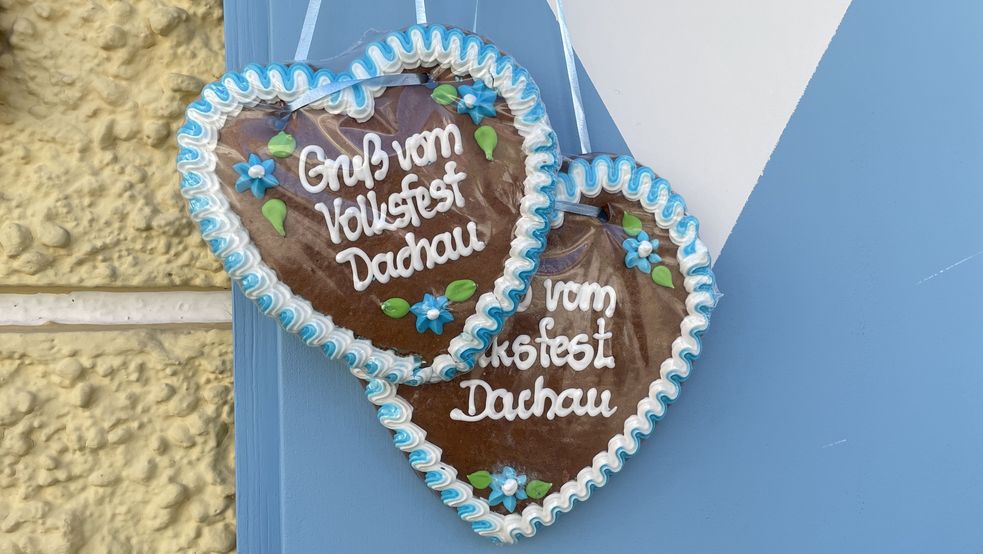 Lebkuchenherzen mit Aufschrift "Gruß vom Volksfest Dachau"